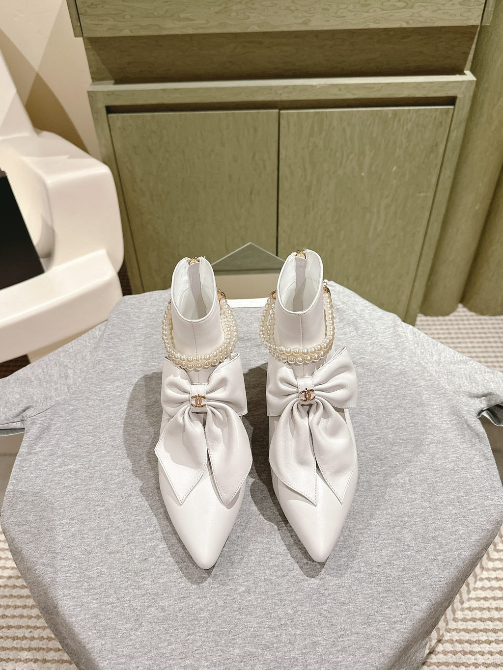CC 24A Pearl Bow Ankle Boots 65mm White Sheepskin 447470