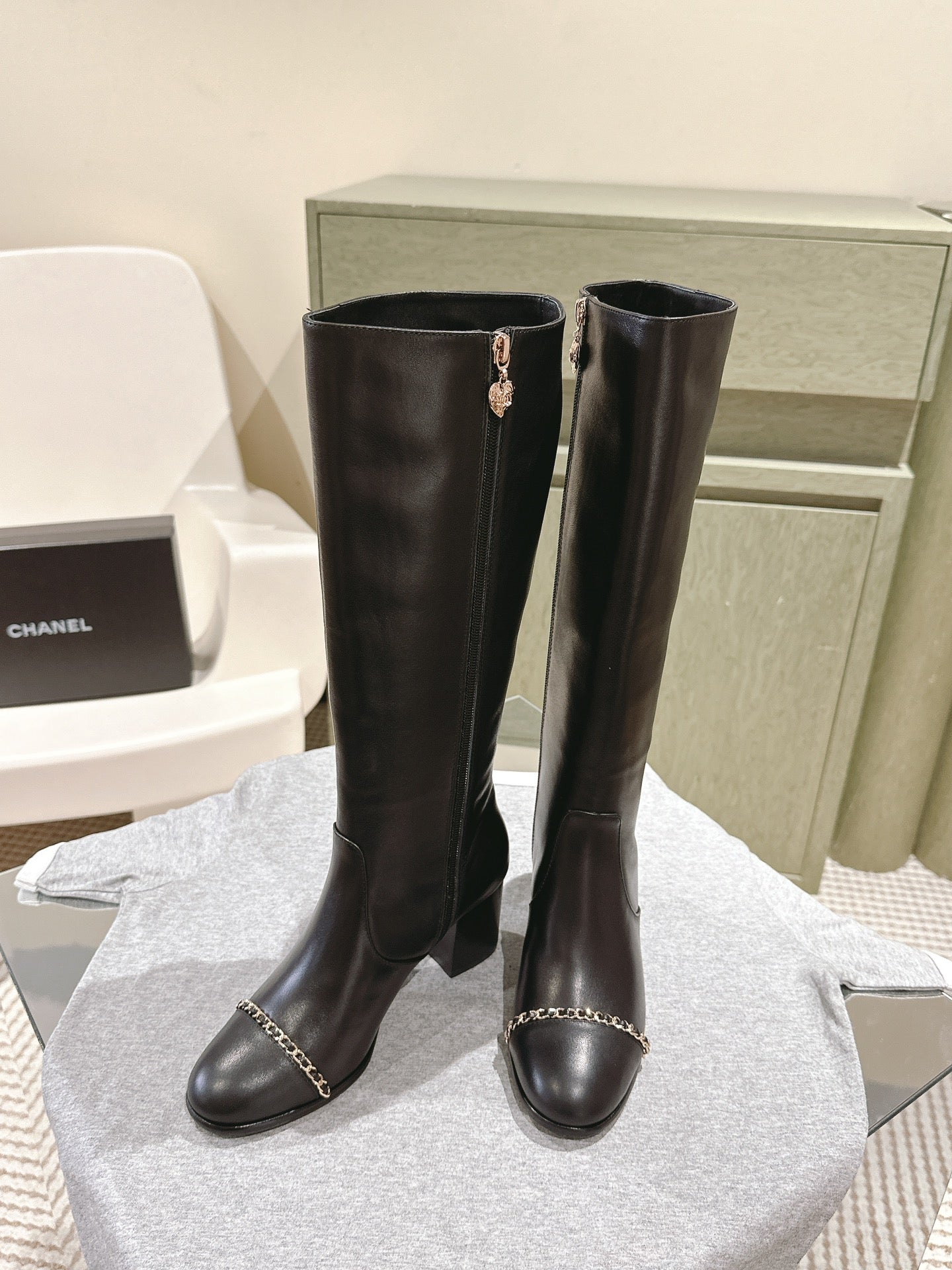 CC 24 FW Knee-High Boots with Chain 70mm Black Cowhide 447186