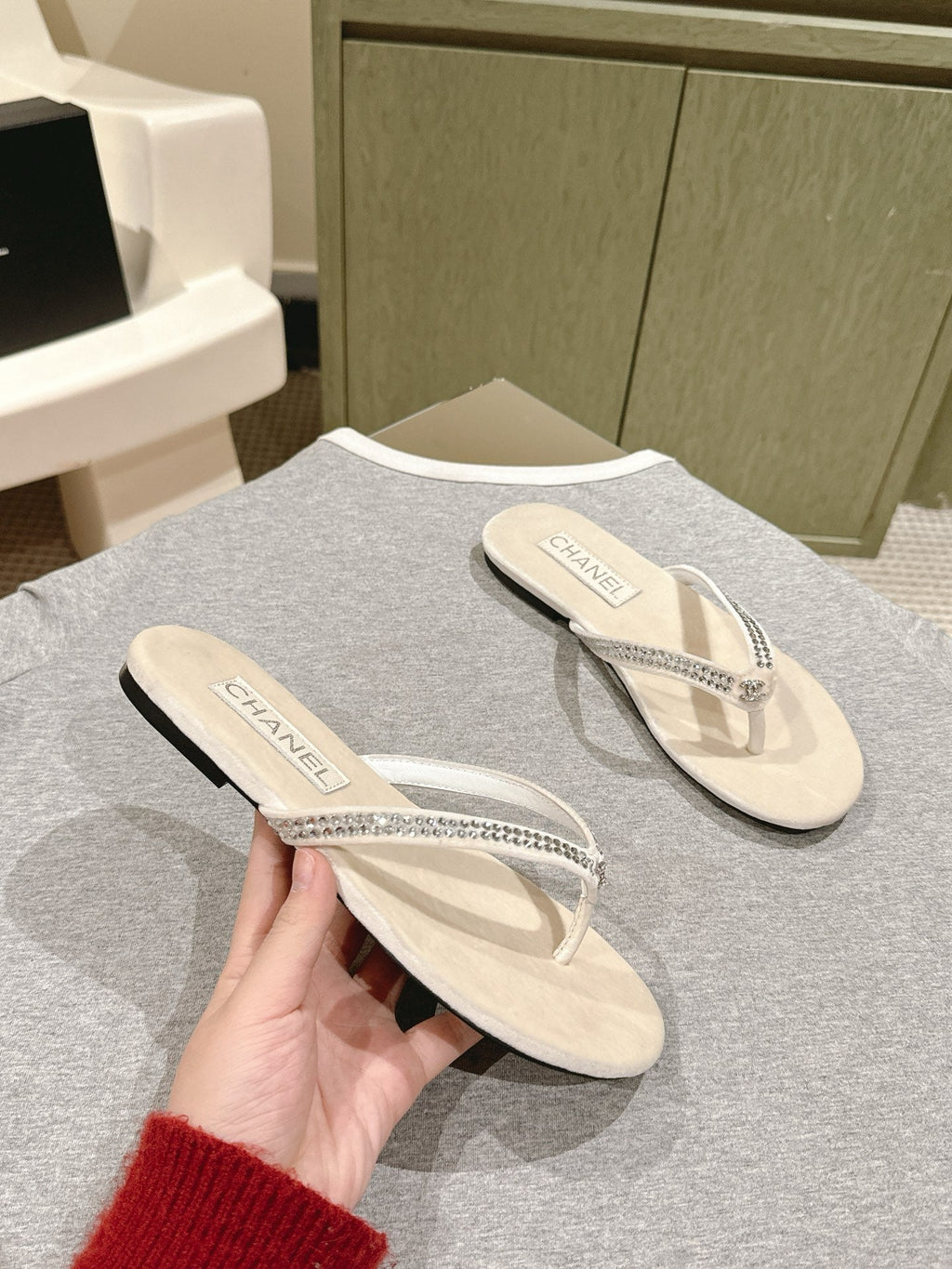 CC 25ss Rhinestone Thong Sandal Beige Velvet 461636