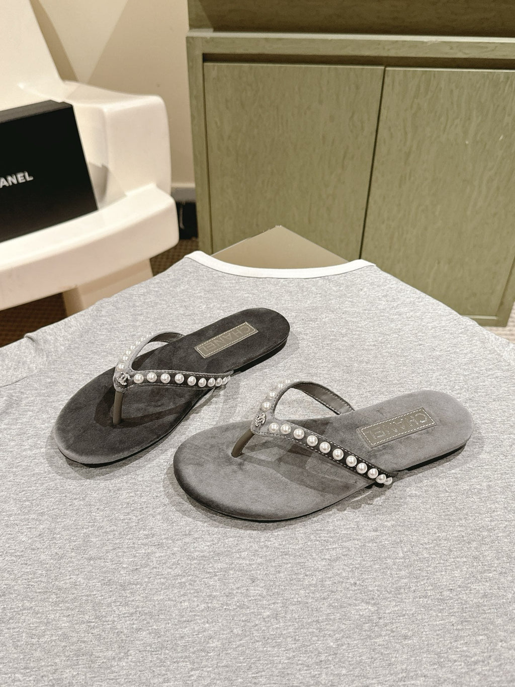 CC 25ss Pearl Thong Sandal Black Mix Grey Velvet 461640