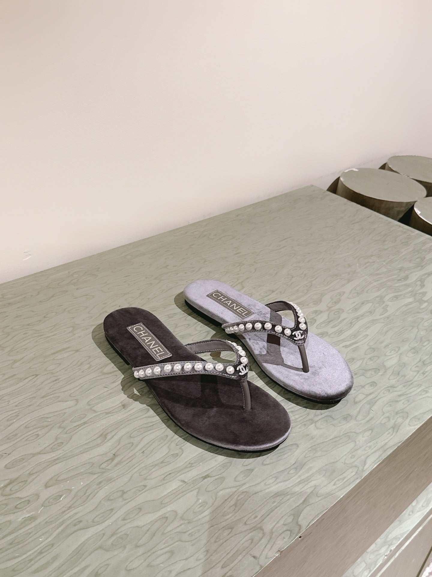 CC 25ss Pearl Thong Sandal Black Mix Grey Velvet 461640