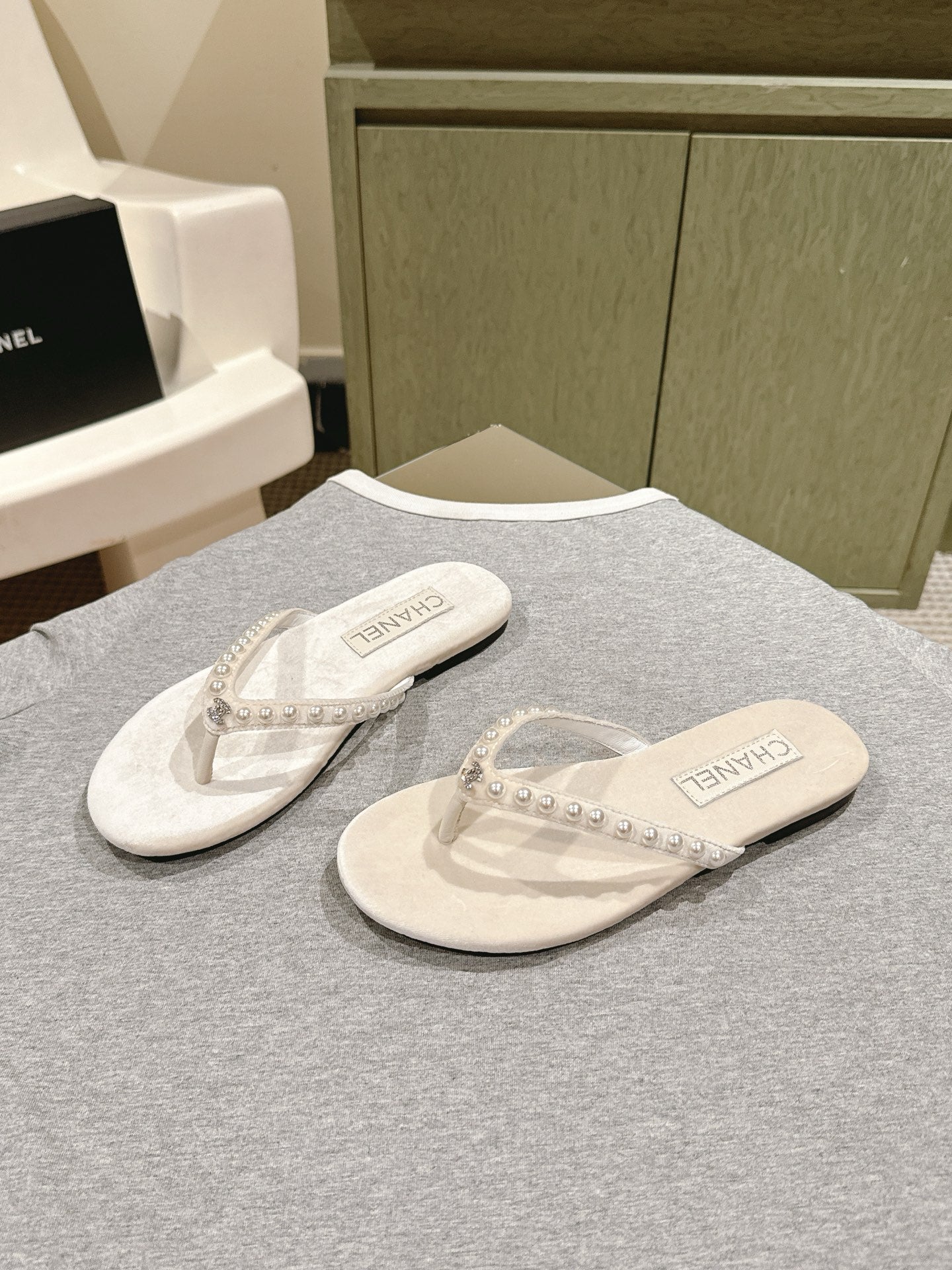 CC 25ss Pearl Thong Sandal Beige Velvet 461639