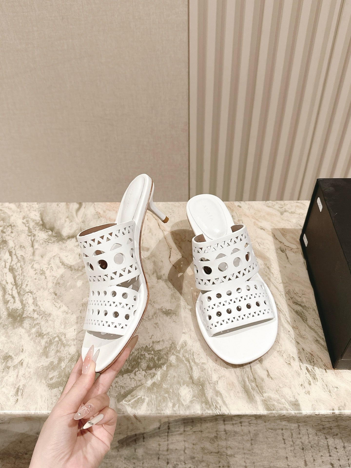 Alaia 2025 Vienne Cutout Kitten-Heel Slide Sandals White Leather 293650