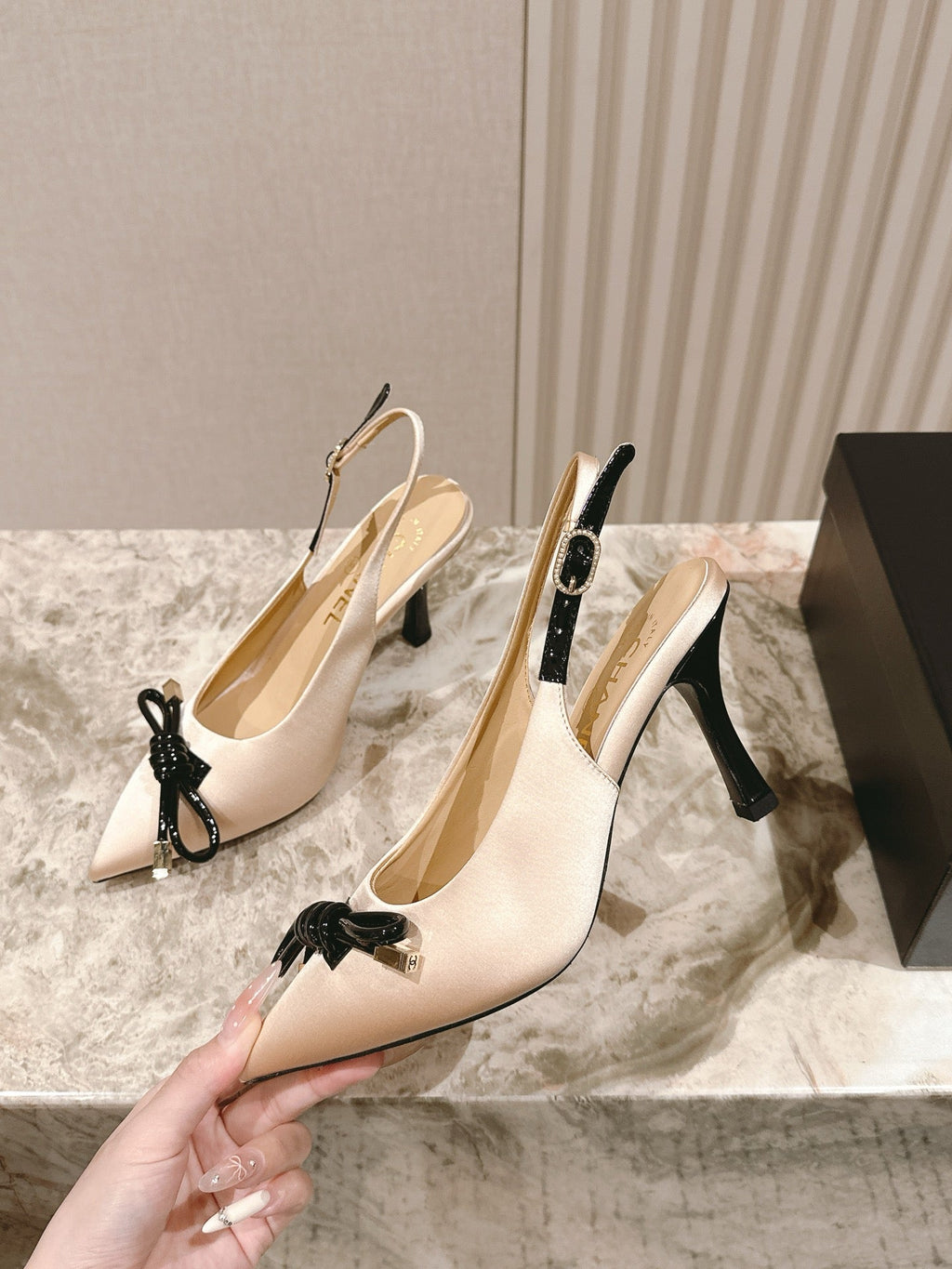 CC 25ss Bow Tie Slingbacks 85mm Beige Satin & Patent Leather 447413