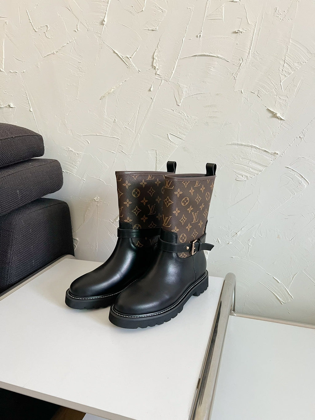 TERRITORY FLAT ANKLE BOOT IN BLACK EMBOSSED CALFSKIN