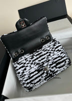 FLAP BAG 20 IN BLACK AND WHITE SAQUINS SILVER HARDWARE