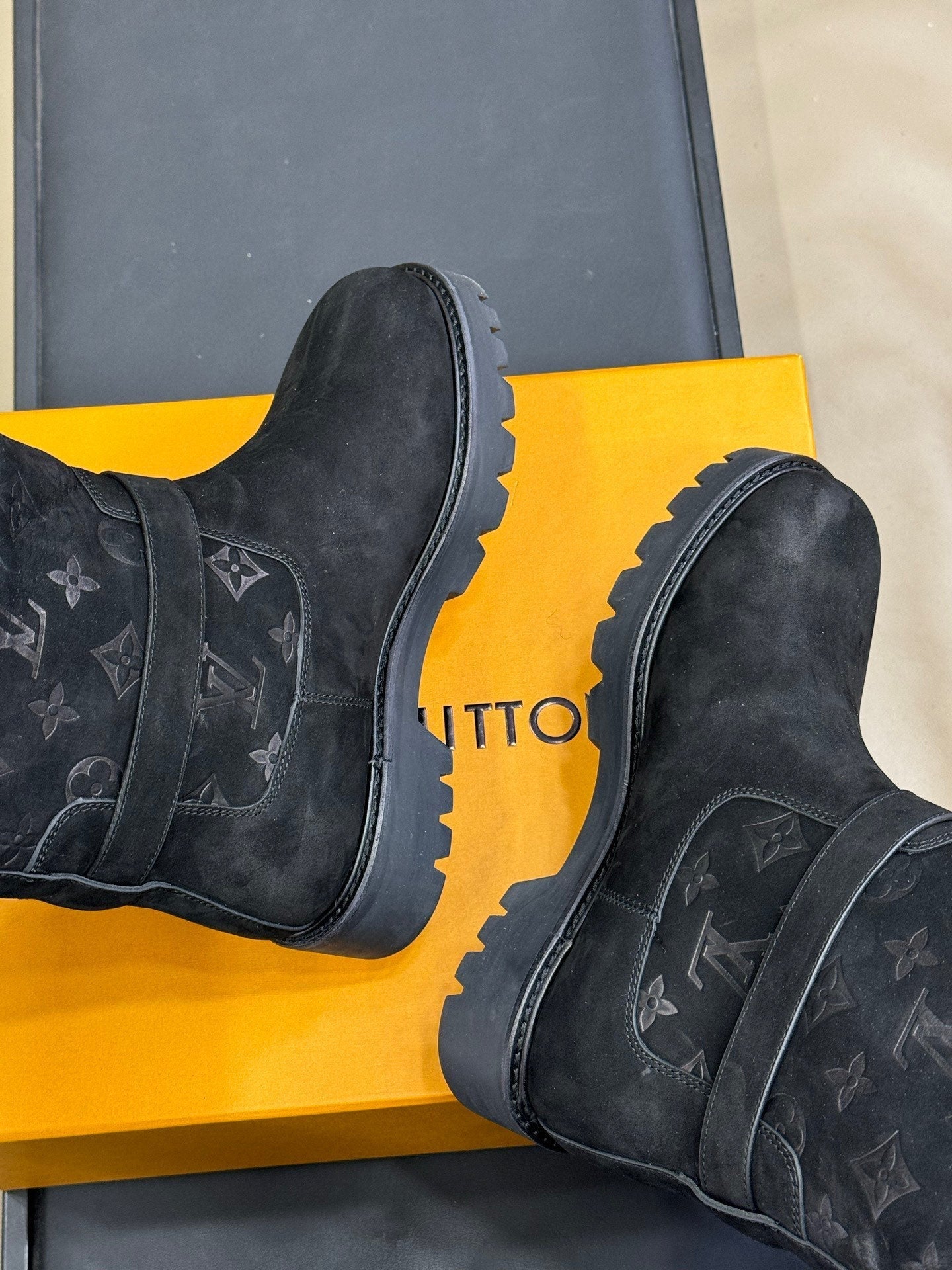 LV Territory Flat Ankle Boots Black Suede 542260
