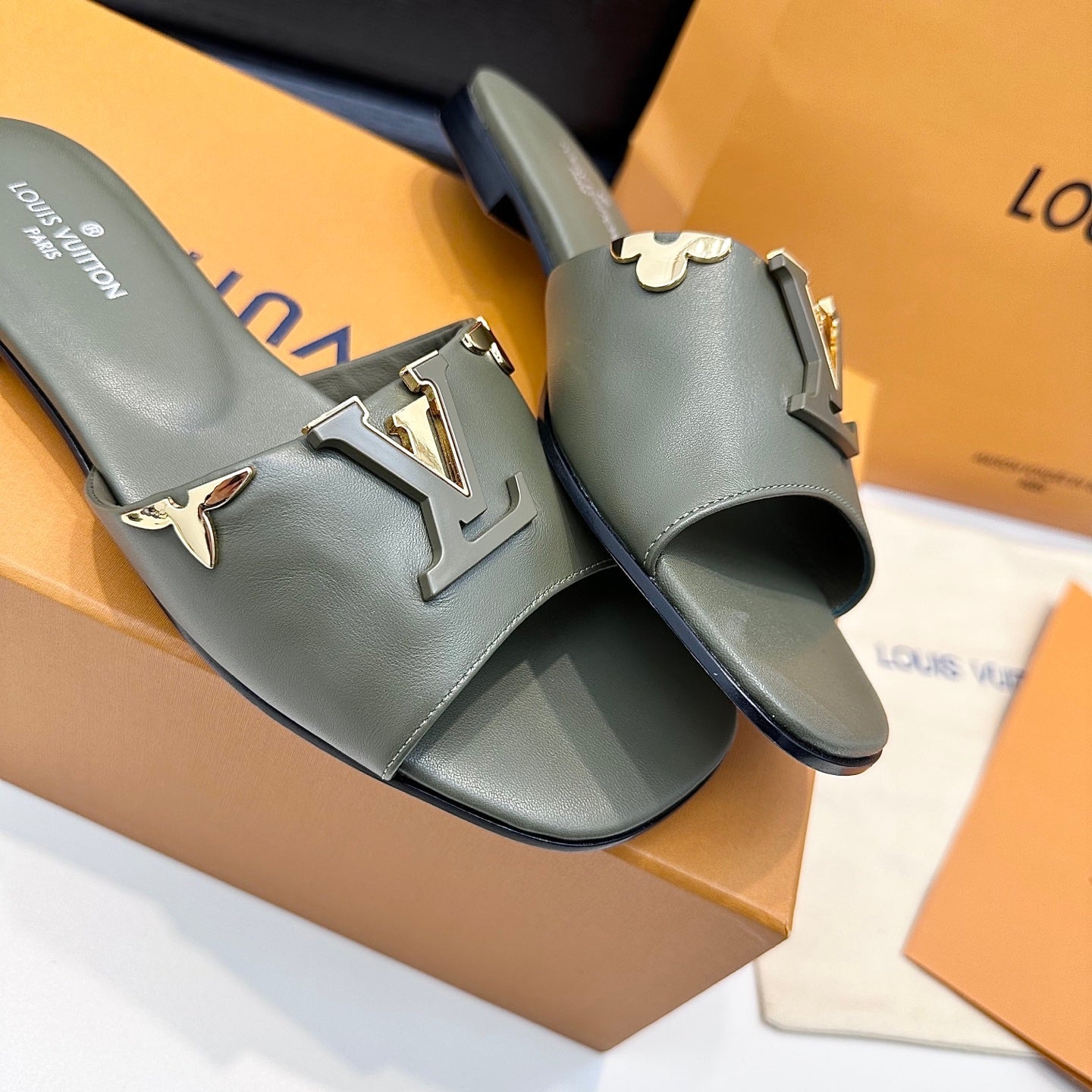 LV 26s V-Buck Sandals Moss Green Calfskin 622399