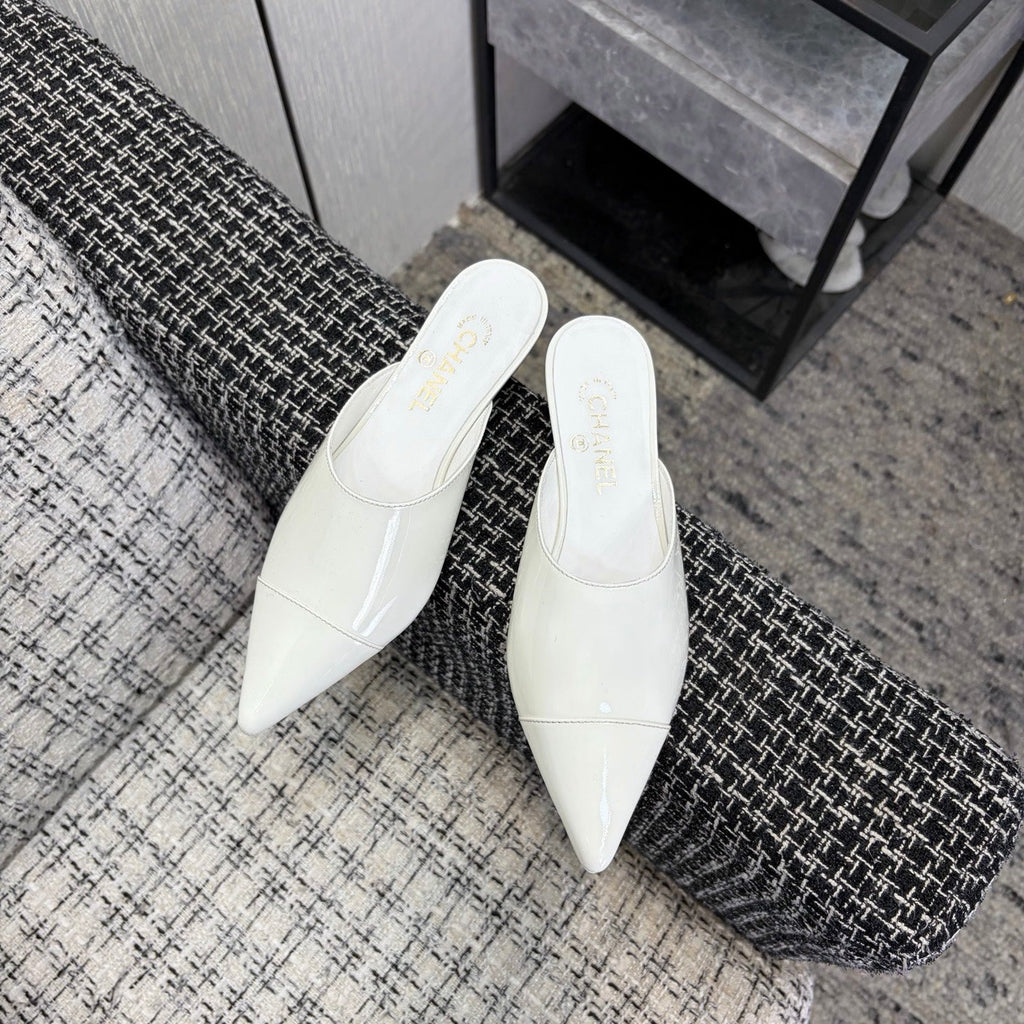 CC 2026 Pointed Toe Mule 4cm White Patent Leather 688710