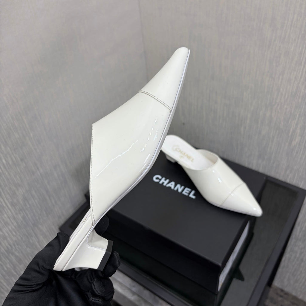 CC 2026 Pointed Toe Mule 4cm White Patent Leather 688710