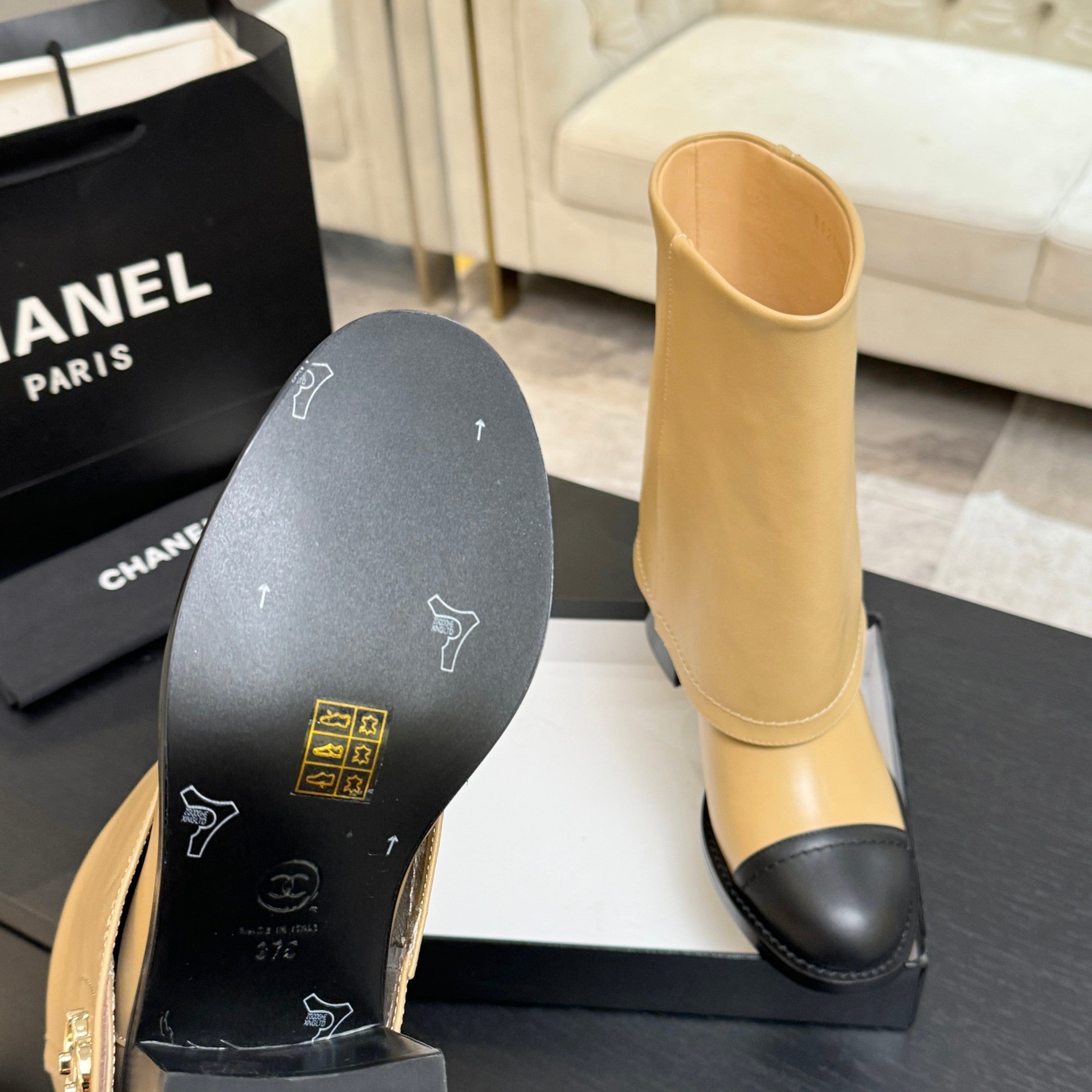 CC 26s Chunky Heel Tro r Ankle Boots Black Beige Sheepskin 673033