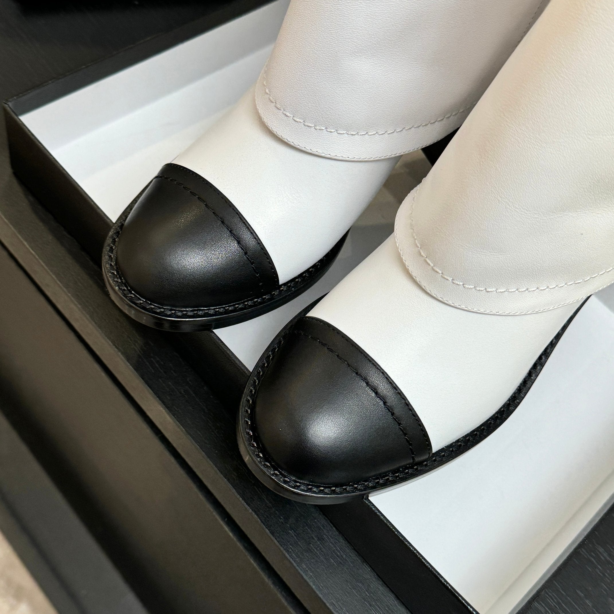 CC 26s Chunky Heel Tro r Ankle Boots Black White Sheepskin 673036