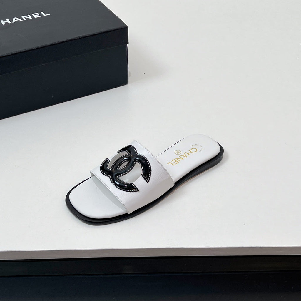 CC Slippers In White Calfskin 149748