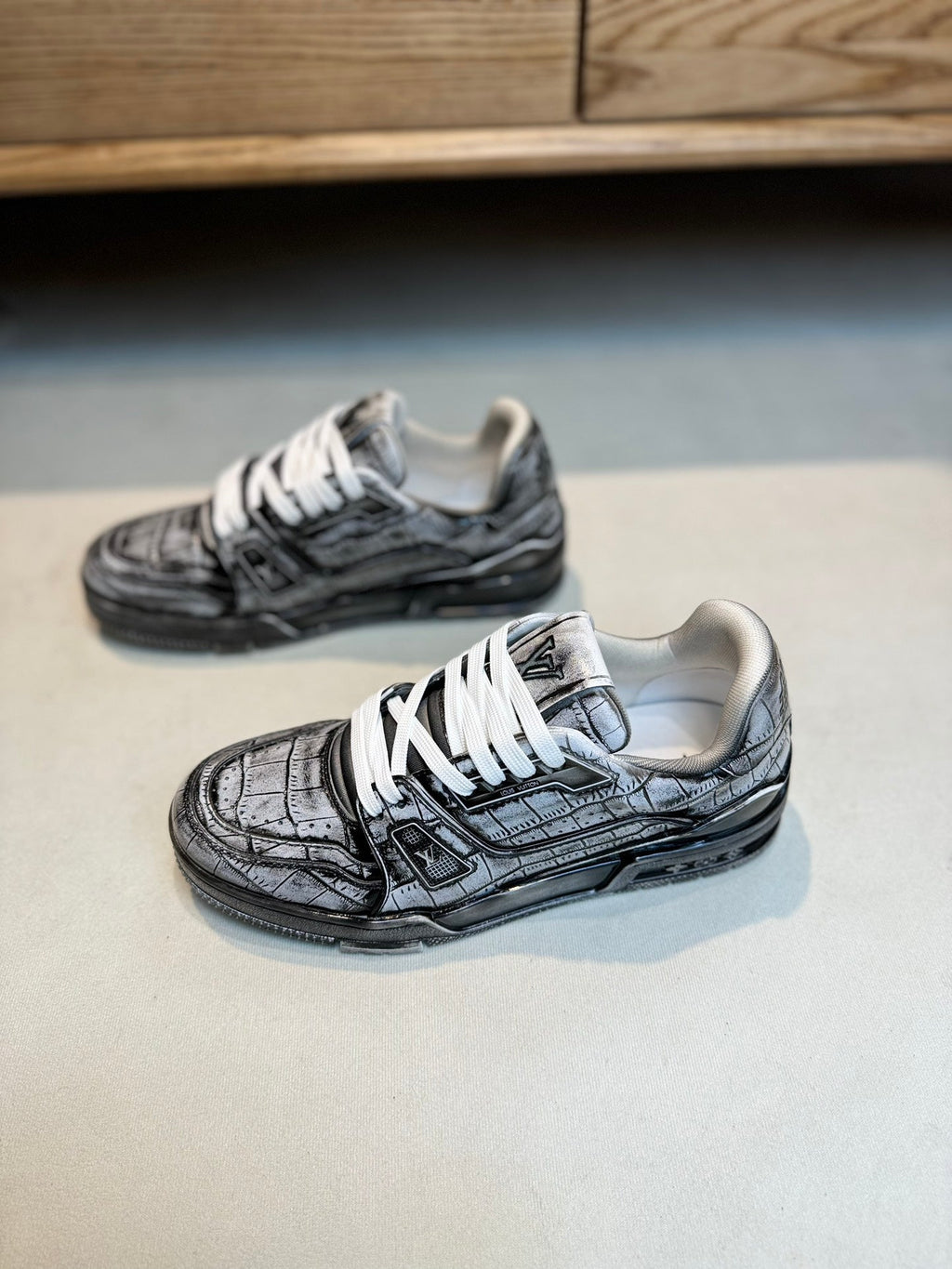 LV MEN'S LUXURY DESIGNER SPORTS BLACK SNEAKERS