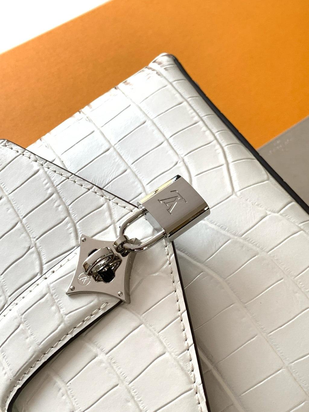 LV 25s Rose Des Vents Handbag 19cm White Crocodile Himalaya Metal HW