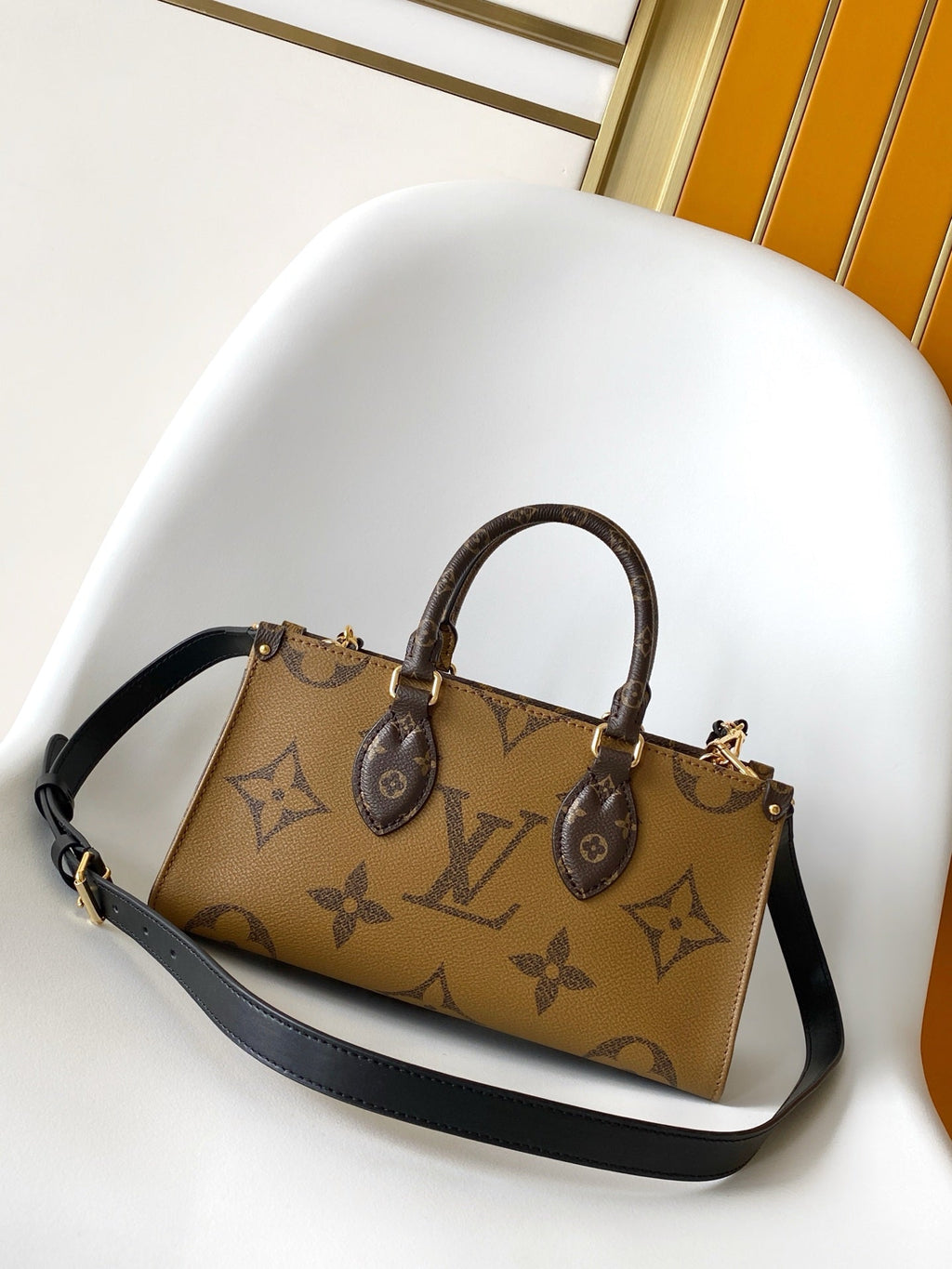 LV M14236 OnTheGo East West Chain 25cm Brown Monogram Giant & Canvas