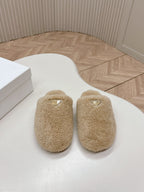 MULES ATTACHED TRIANGLE LOGO IN BEIGE SHEARLING
