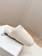 MULES ATTACHED TRIANGLE LOGO IN WHITE SHEARLING