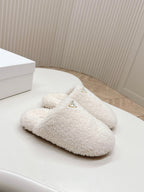 MULES ATTACHED TRIANGLE LOGO IN WHITE SHEARLING