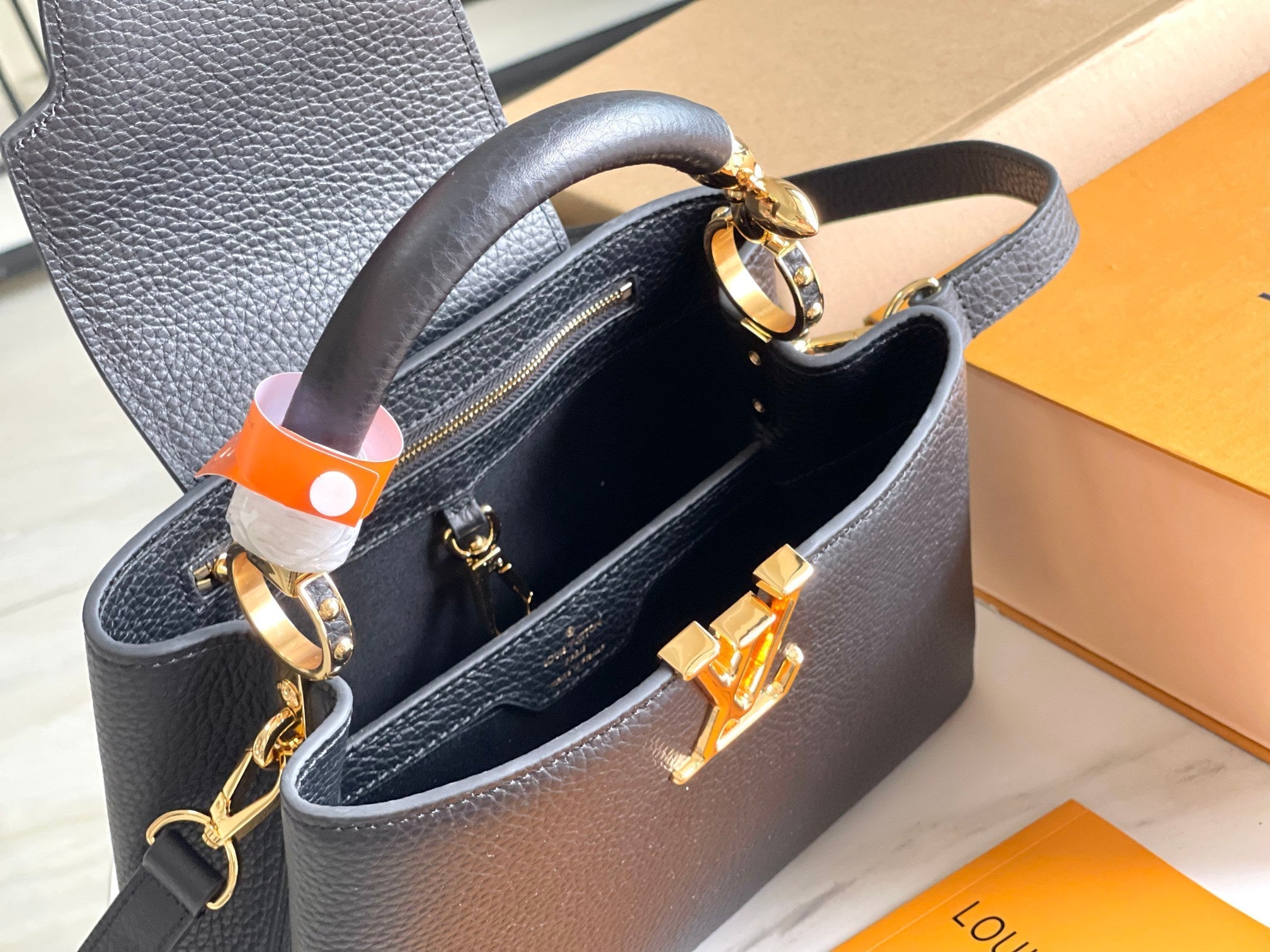 CAPUCINES BB 27 BLACK TAURILLON GOLD HARDWARE
