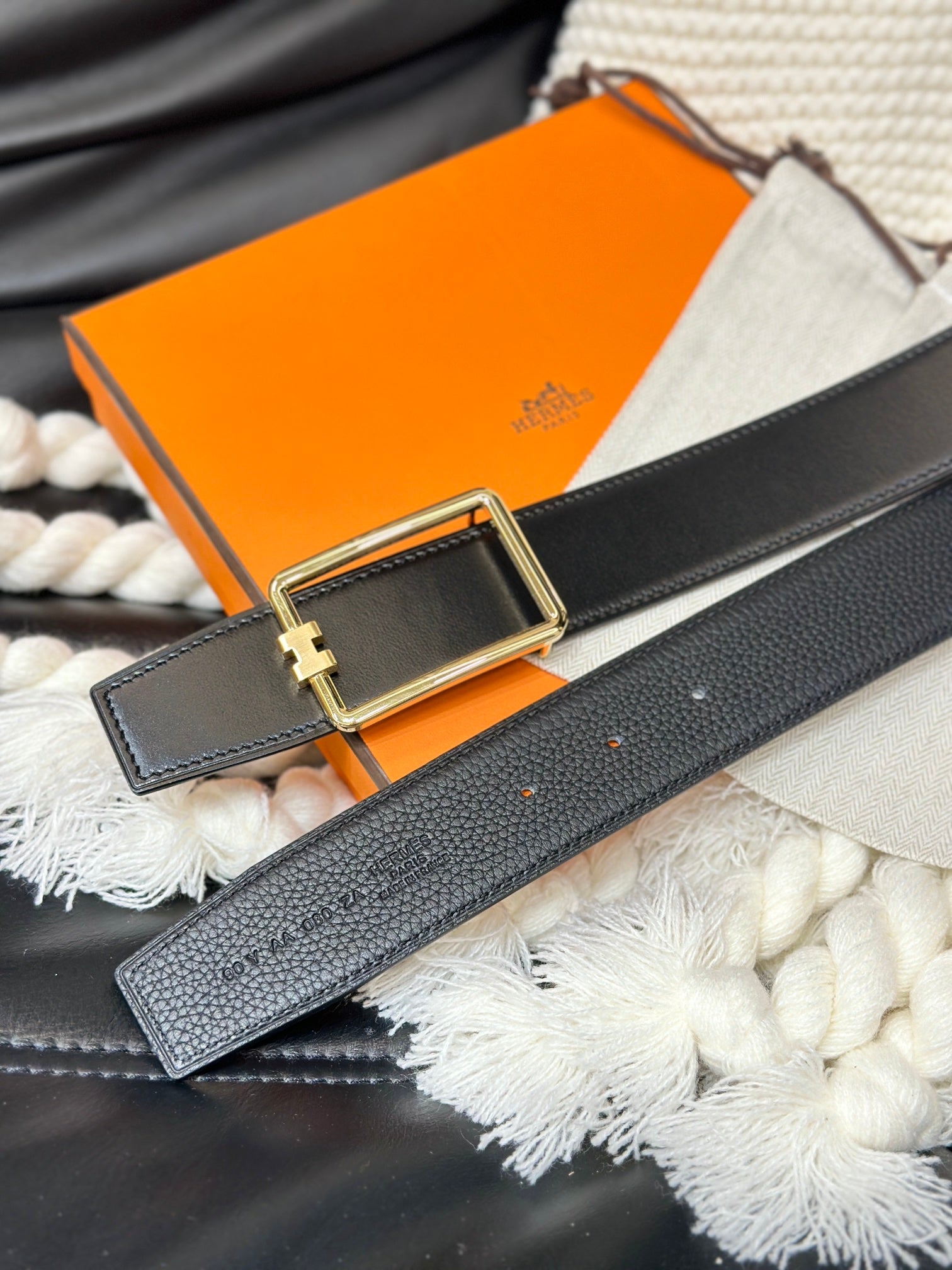 HM TUBE H BELT GOLD BUCKLE & REVERSIBLE BLACK LEATHER STRAP 38MM