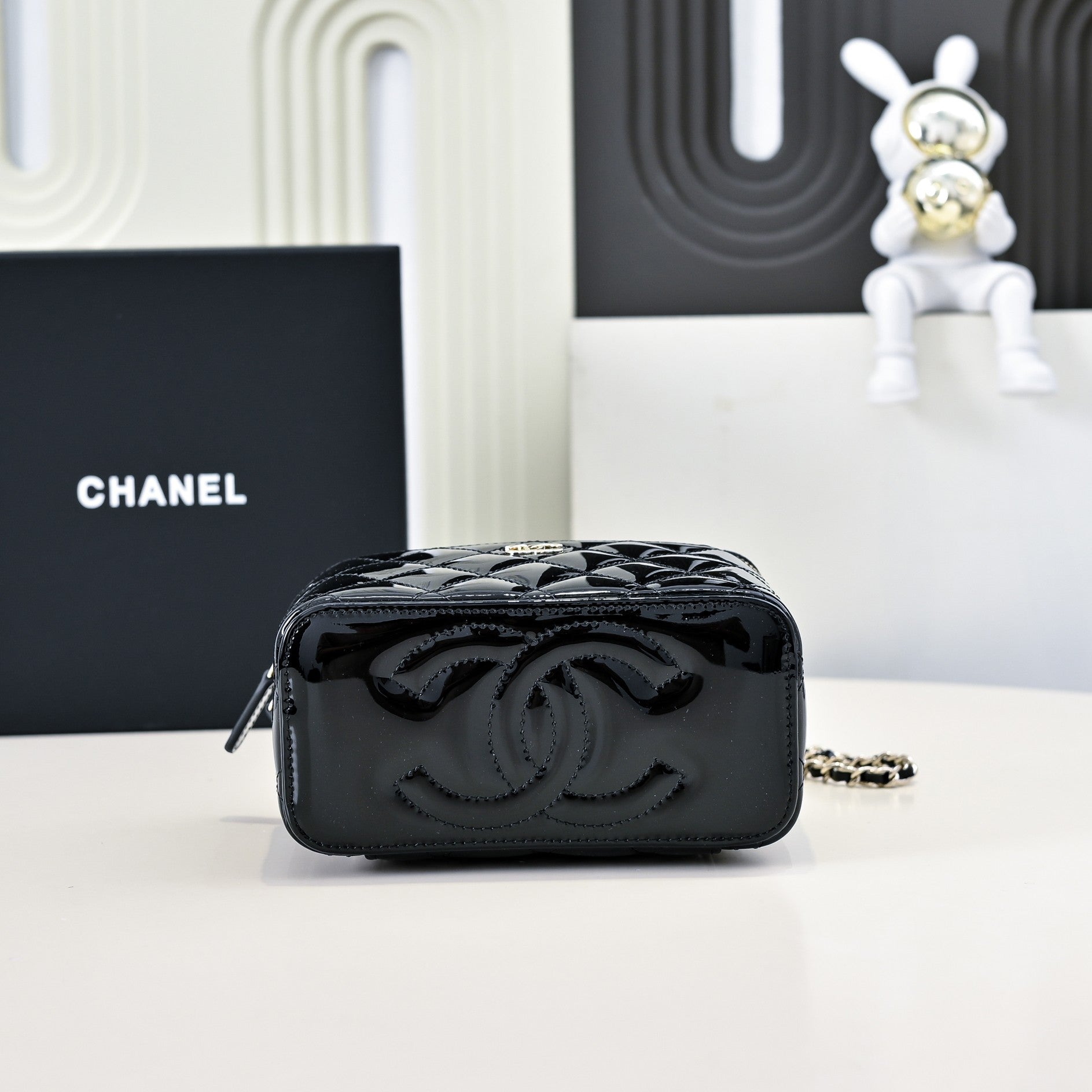 CC 24P Vanity Top Handle 16.5cm Black Patent Calfskin Light Gold Hardware
