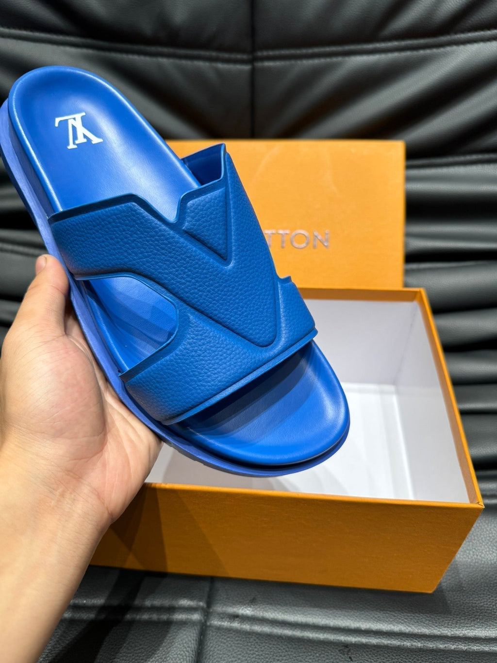 LV OASIS MULE IN COBALT BLUE CALFSKIN