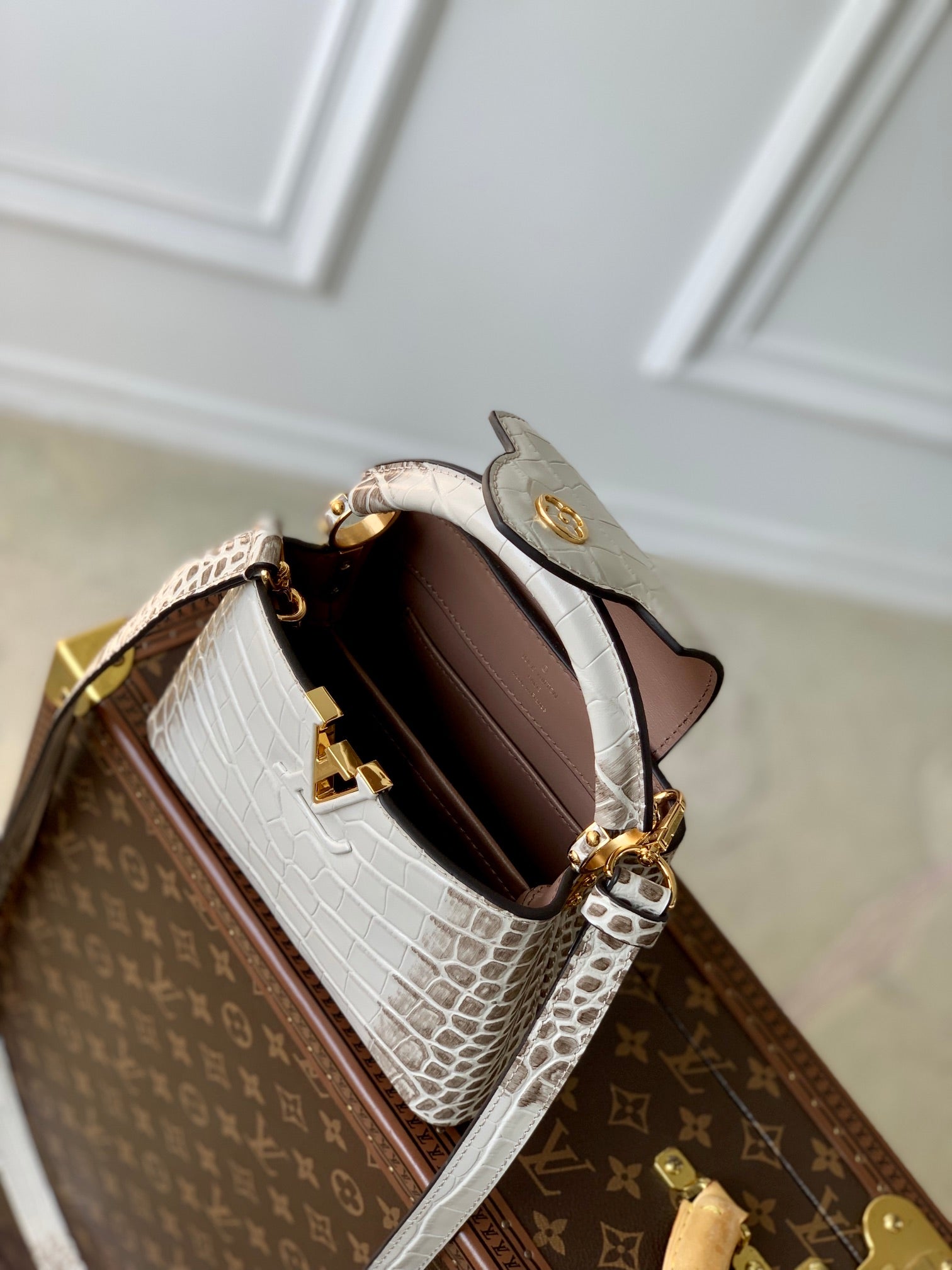 CAPUCINES MINI 21 WHITE GREY CROCODILE EMBOSSED CALFSKIN GOLD HARDWARE