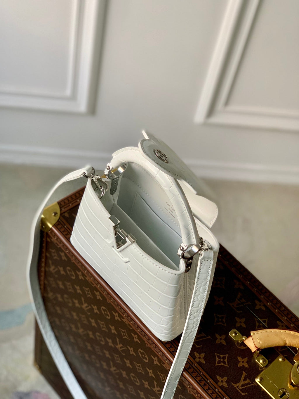 CAPUCINES MINI 21 WHITE CROCODILE EMBOSSED CALFSKIN SILVER HARDWARE