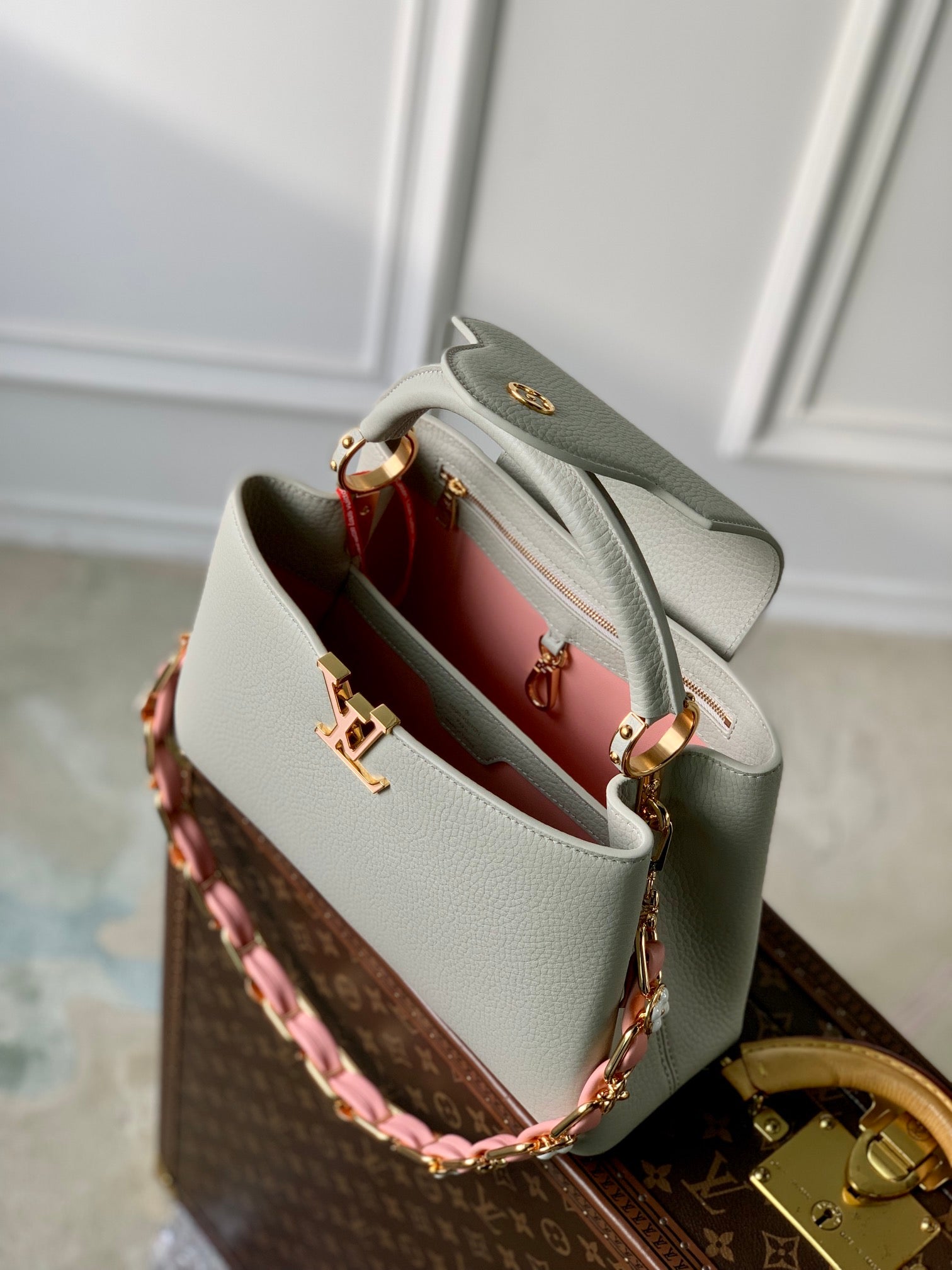 capucines mm 31.5 rock grey taurillon leather gold hardware