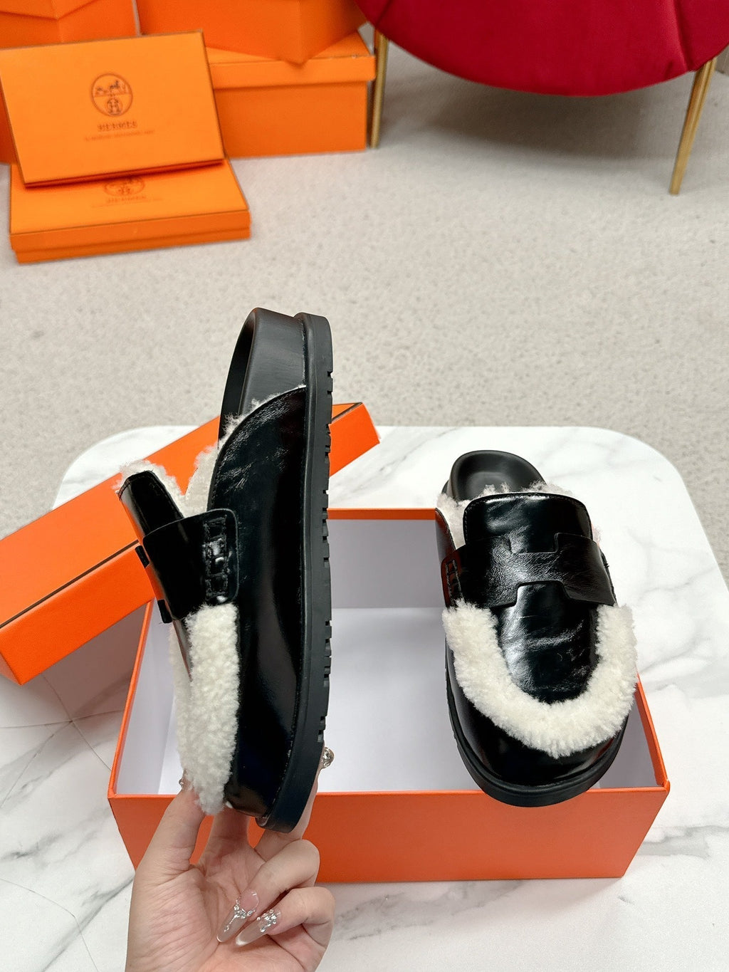 HM Go Mule Black White Cowhide Lined With Wool Fleece 476589