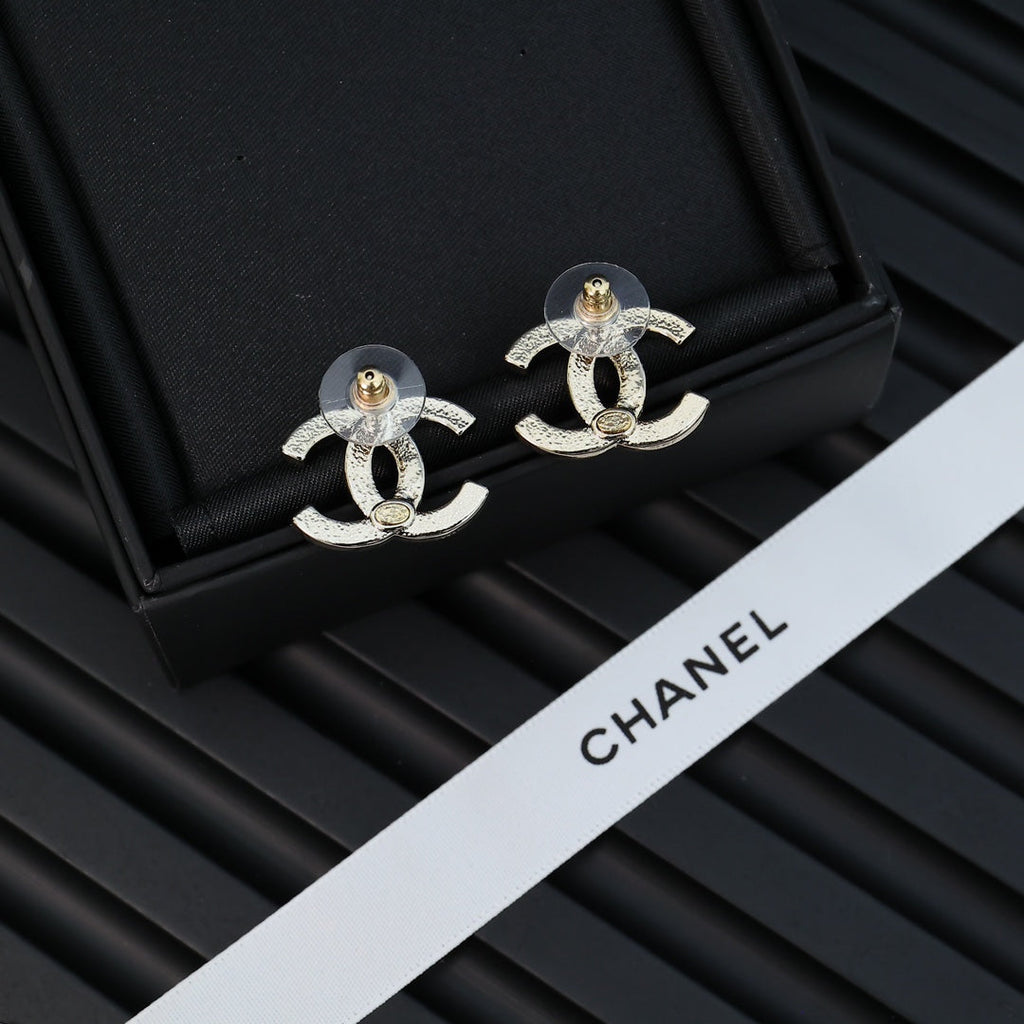 DOUBLE C STUD EARRINGS IN LIGHT GOLD METAL WITH MULTICOLOR CRYSTALS