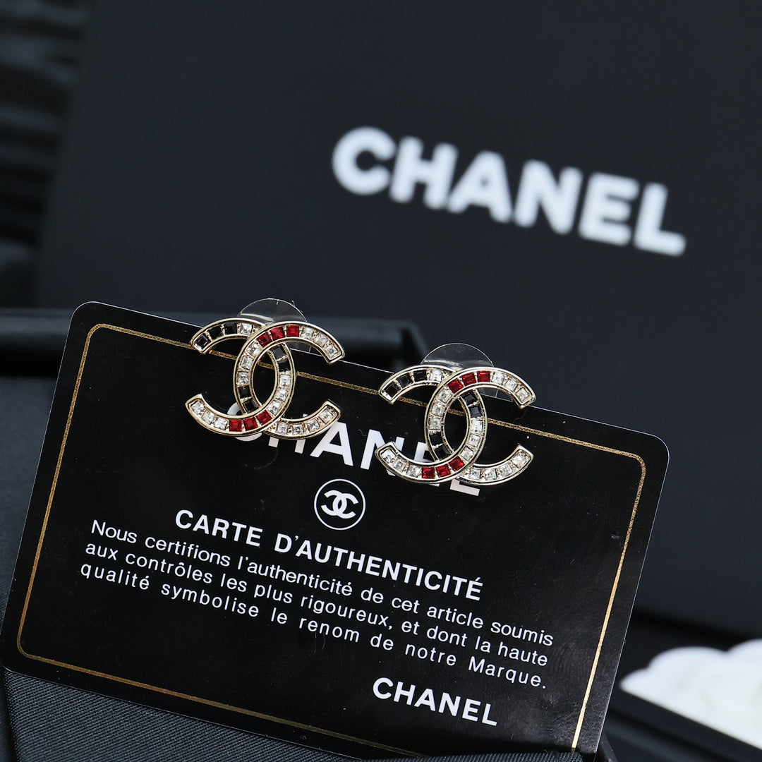 DOUBLE C STUD EARRINGS IN LIGHT GOLD METAL WITH MULTICOLOR CRYSTALS