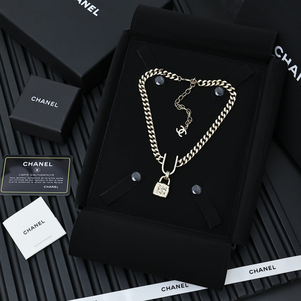 PADLOCK NECKLACE WITH DOUBLE C LOGO IN GOLD METAL