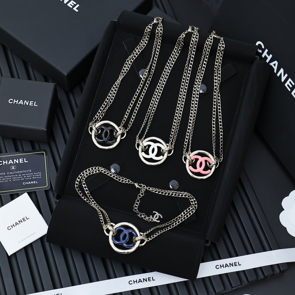 CHAIN CHOKER IN GOLD-PLATED METAL WITH ENAMEL COLORS AND ROUND LOGO PENDANT