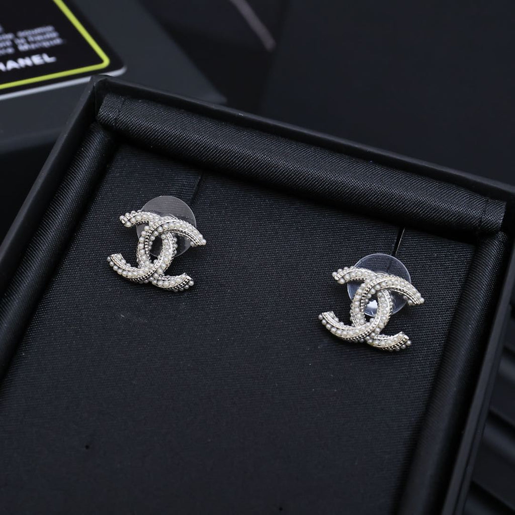 TWISTED ROPE STUD EARRINGS IN METAL WITH WHITE PEARLS