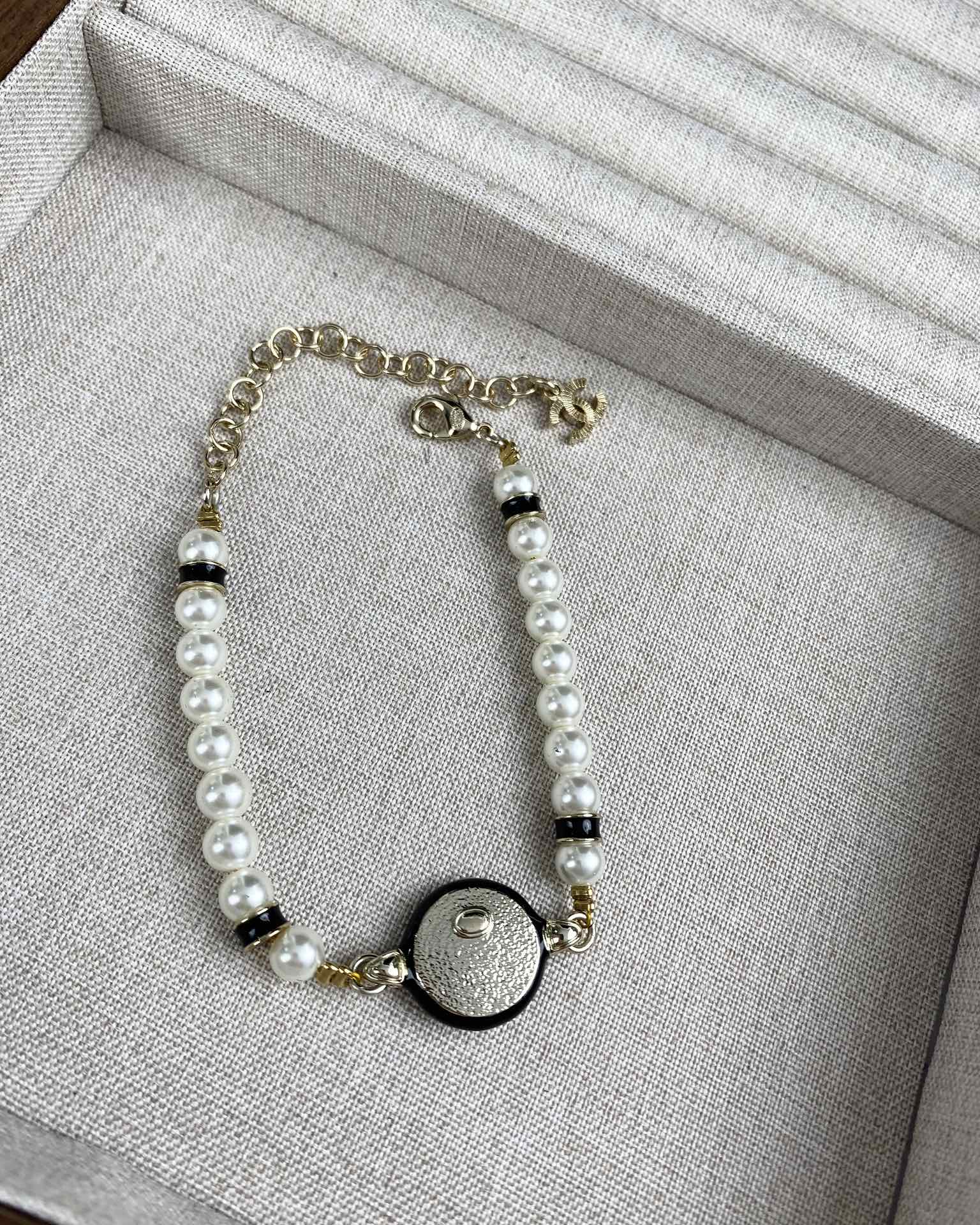 CLASSIC CC PEARL CHAIN WITH    PEARLS BLACK RESIN