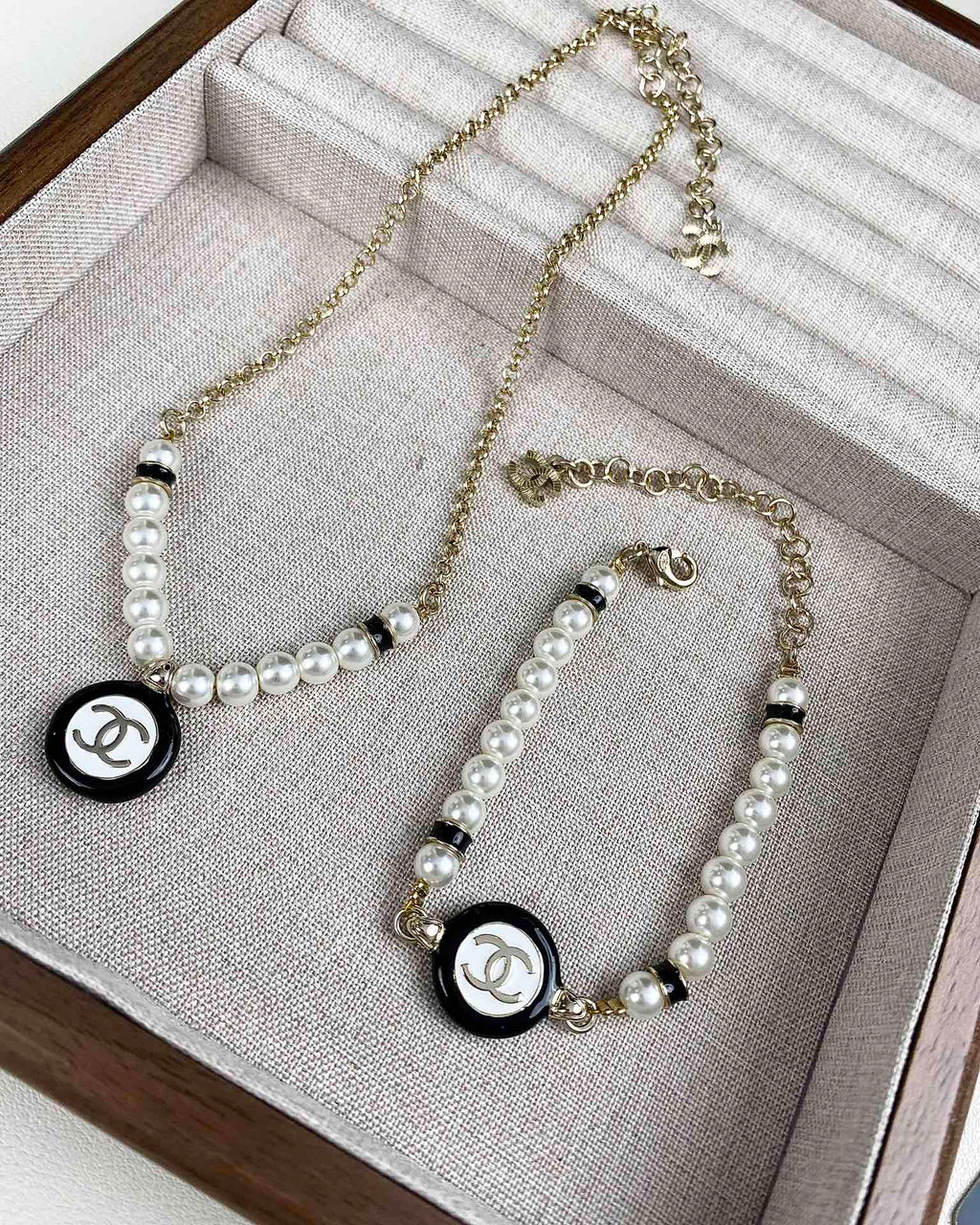 CLASSIC CC PEARL CHAIN WITH    PEARLS BLACK RESIN