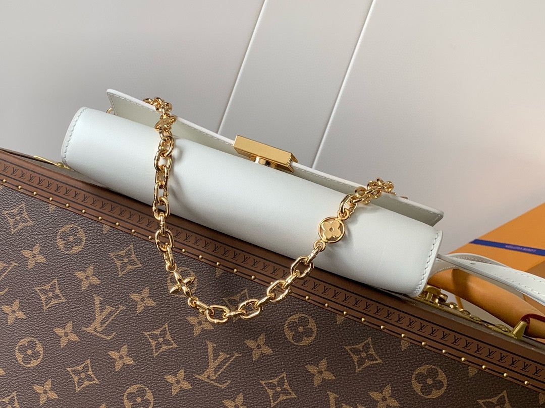Wallet On Chain Capucines handbag White Cowhide 250408