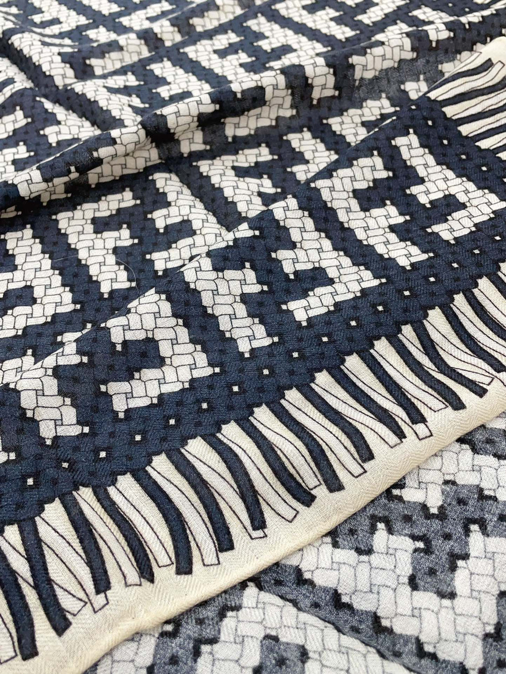 FF PONCHO 140 CM SCRAF IN BLACK MONOGRAM SILK CASHMERE