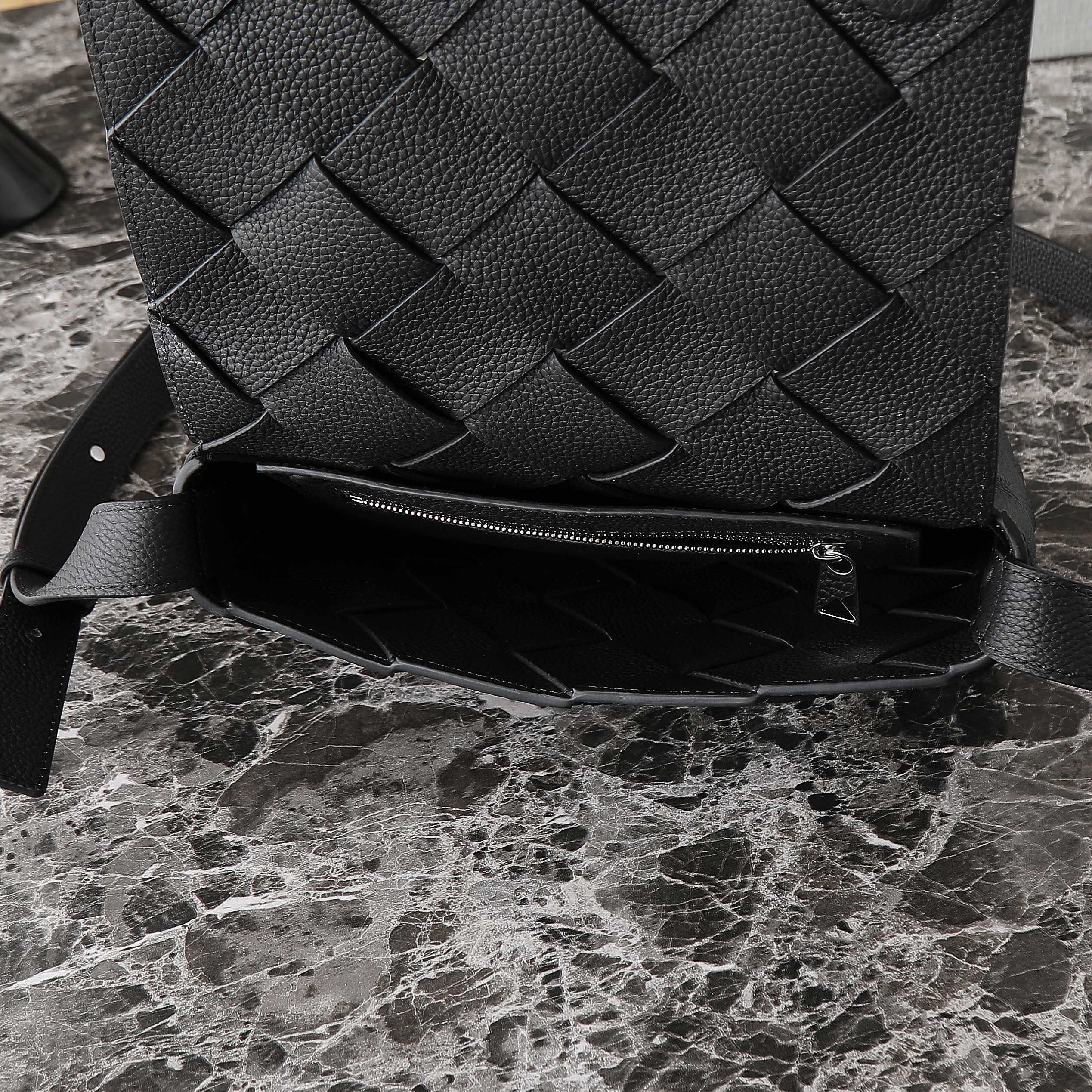 BV 25S DIAGO SHOULDER BAG 25.5 IN BLACK GRAIN COWHIDE