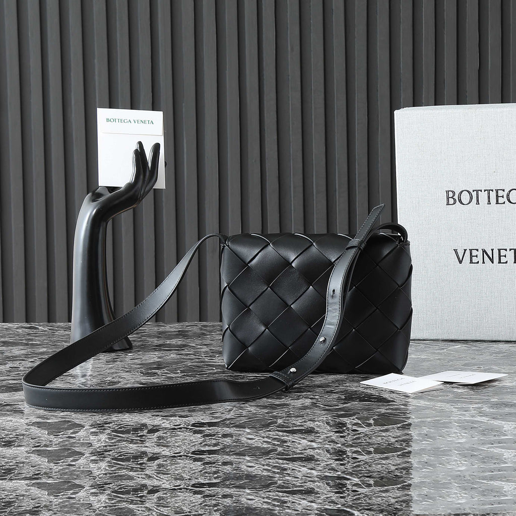 BV 25S DIAGO SHOULDER BAG 25.5 IN BLACK COWHIDE