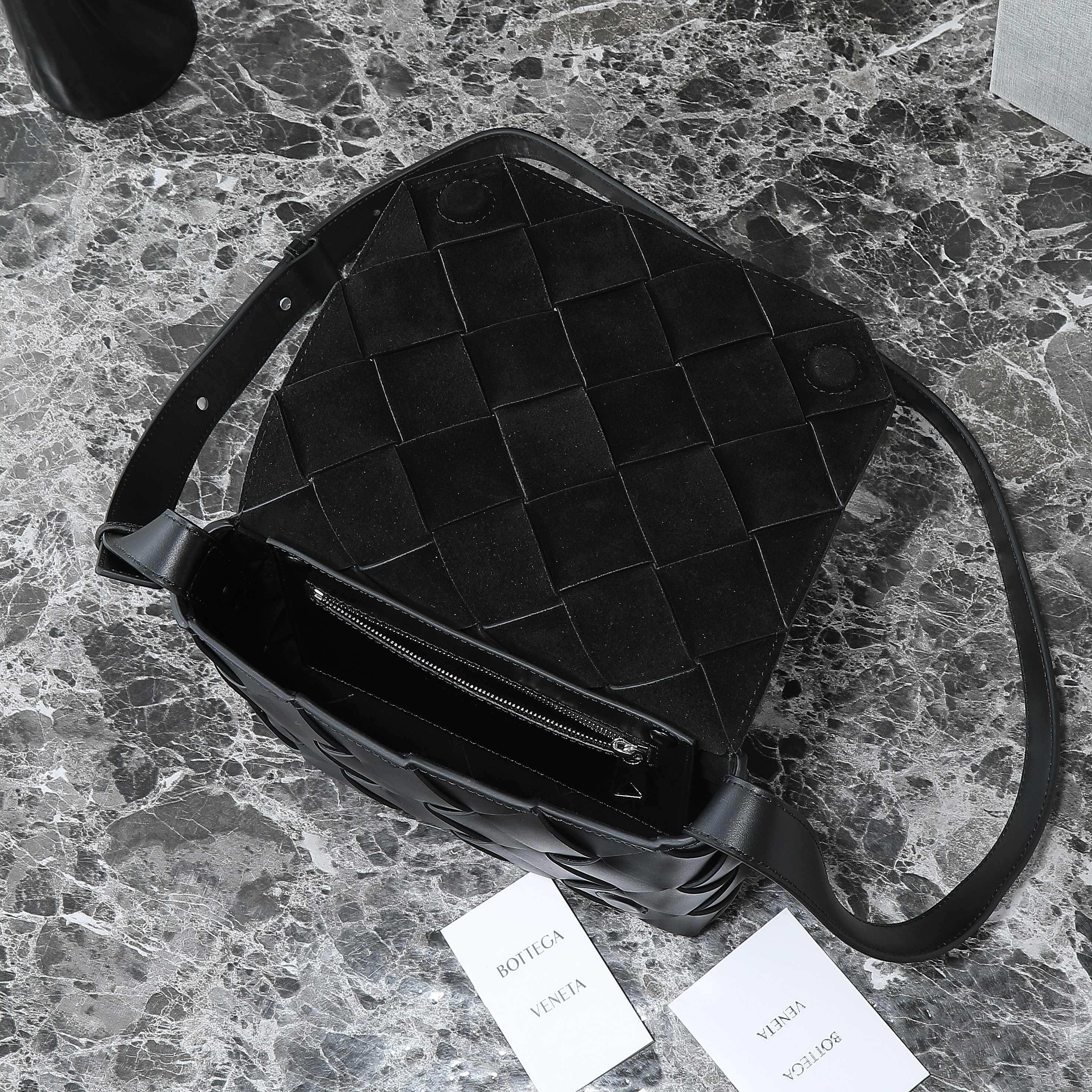 BV 25S DIAGO SHOULDER BAG 25.5 IN BLACK COWHIDE