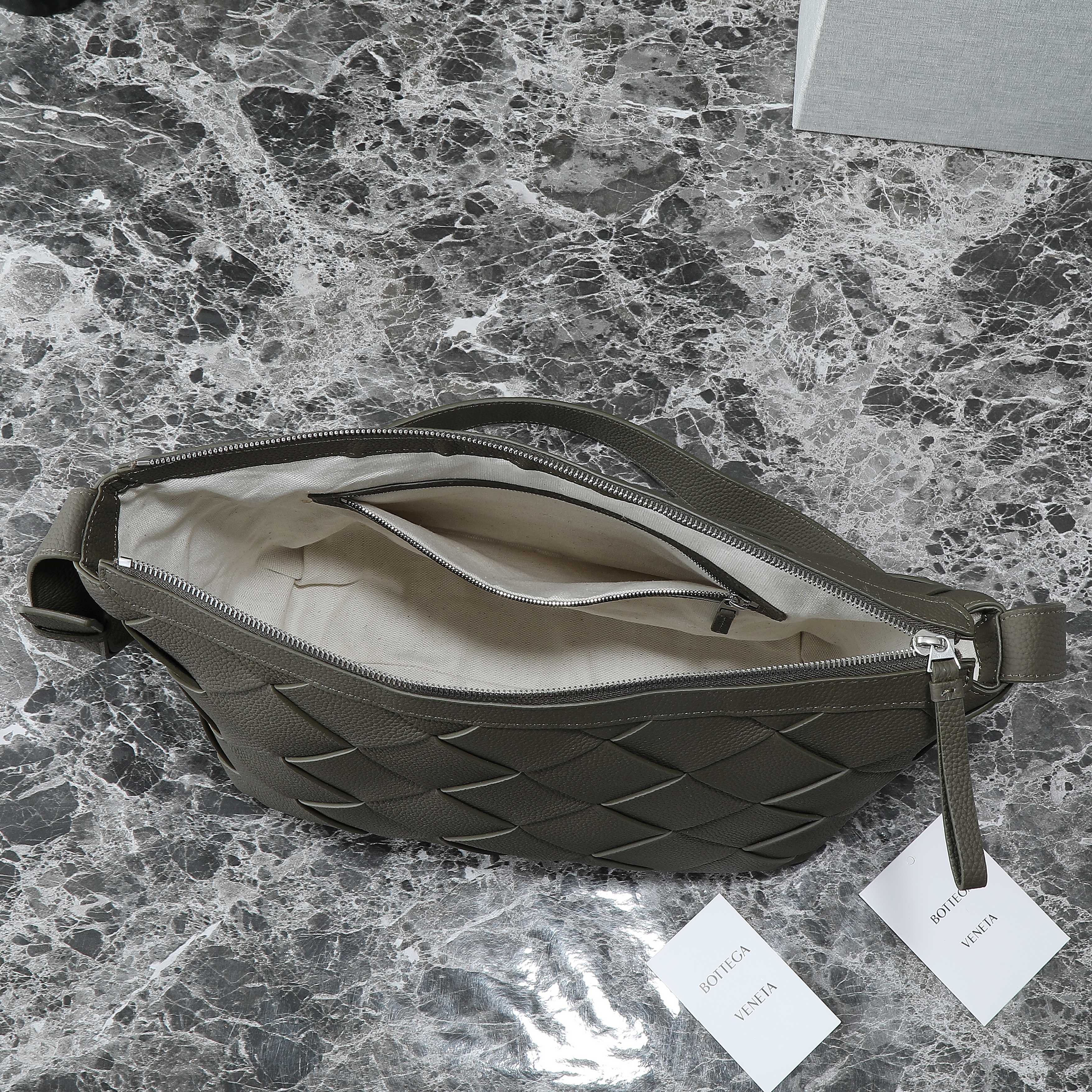 BV 25S DIAGO HOBO 39 IN VERY DEEP OLIVE GRAIN COWHIDE