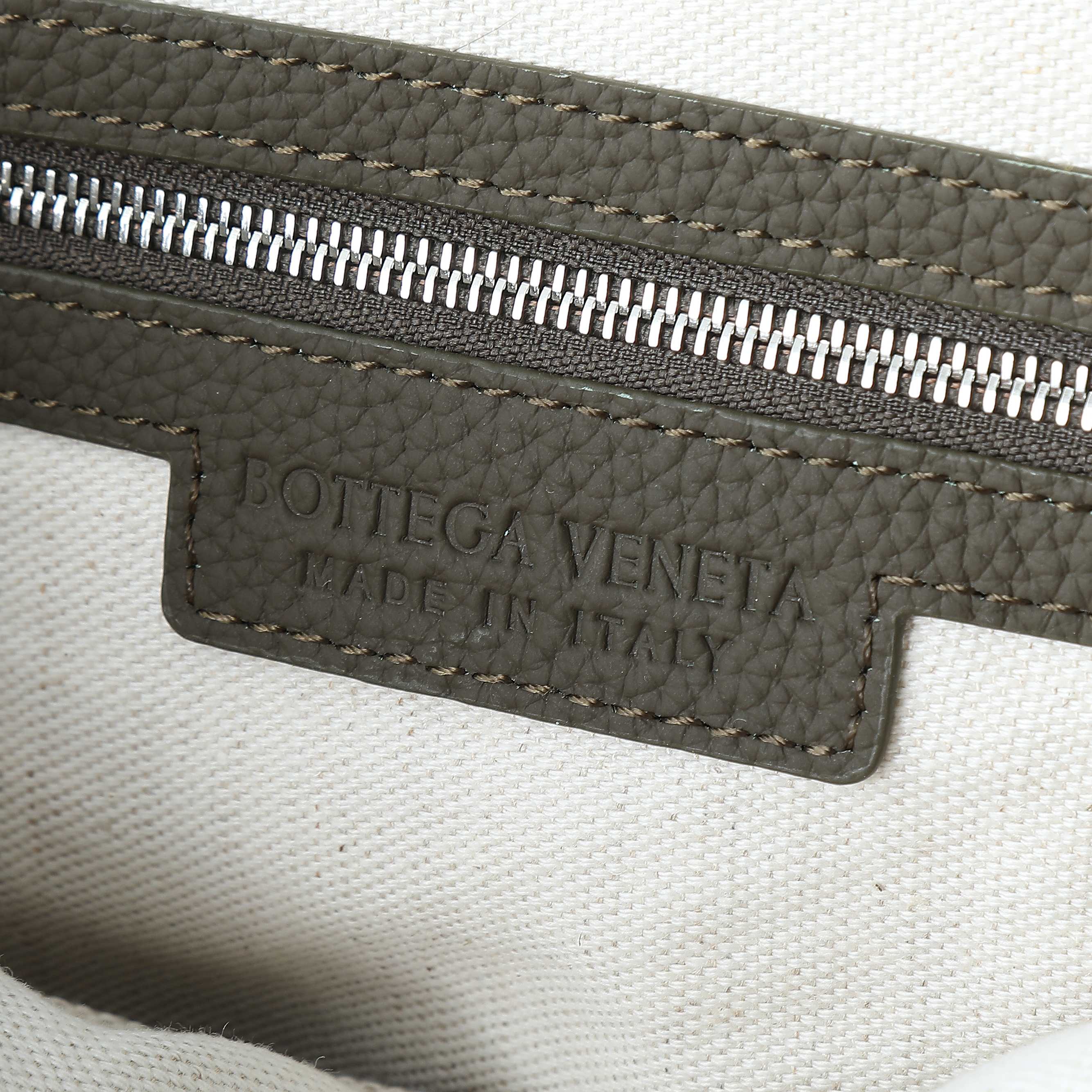BV 25S DIAGO HOBO 39 IN VERY DEEP OLIVE GRAIN COWHIDE