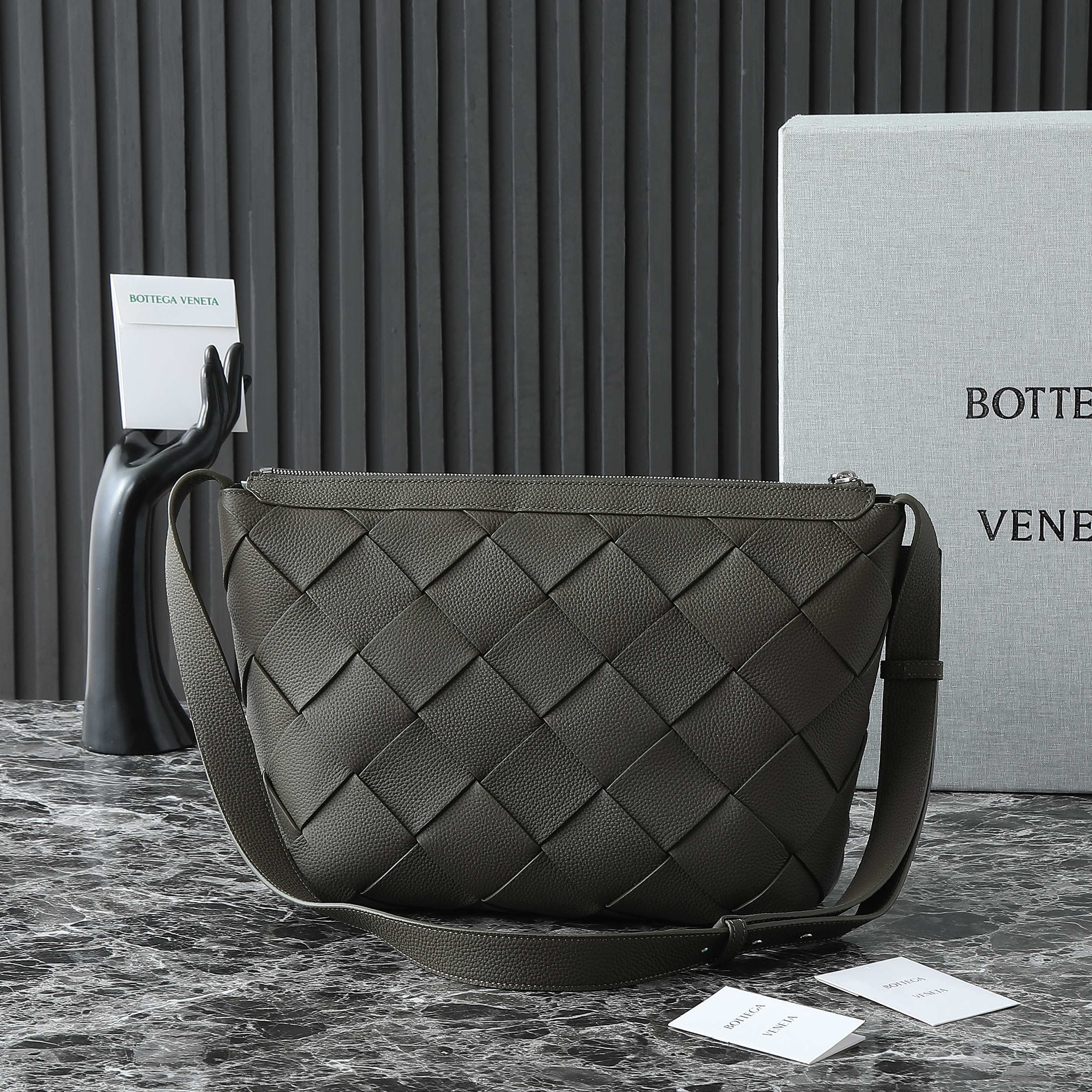 BV 25S DIAGO HOBO 39 IN VERY DEEP OLIVE GRAIN COWHIDE