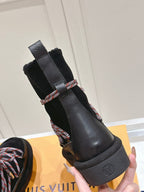 ASPEN PLATFORM ANKLE BOOT IN BLACK MONOGRAM DEBOSSED SUEDE AND SHEARLING