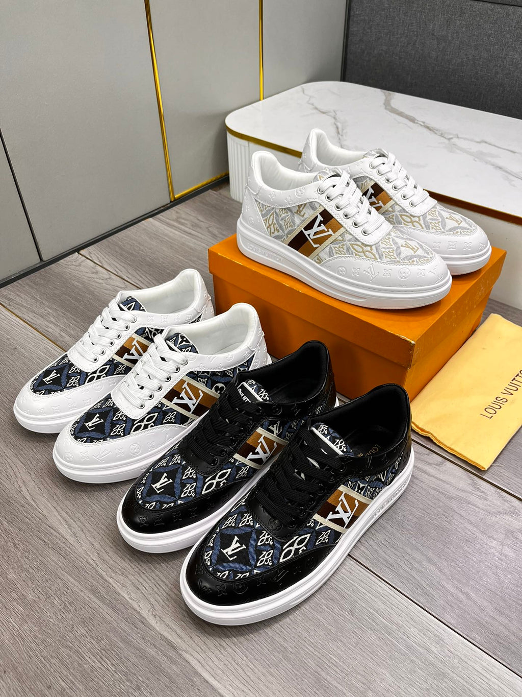 LV TRAINER IN BLACK EMBOSSED CALFSKIN AND MONOGRAM FABRIC