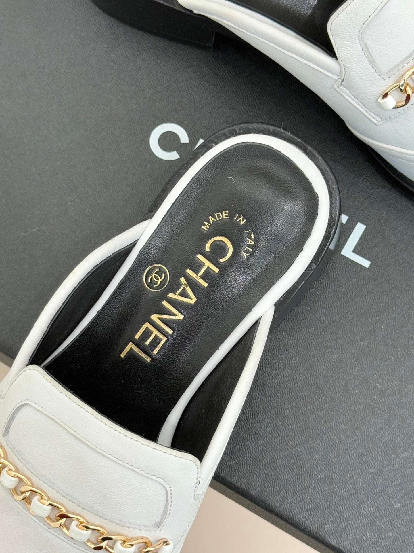 CC 25s Double C Buckle Half-Length Slippers White Calfskin 557700