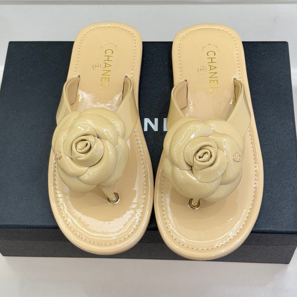 CC 26 Camellia Thong Sandal Beige Patent Leather 609991